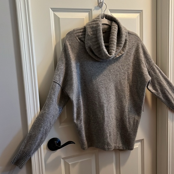 CASHMERE!! Tommy Bahama Sweater (Women’s Large) in a Beautiful Gray…SO SOFT!! - Picture 6 of 7